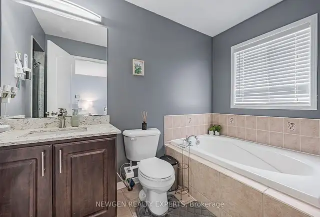 Beautiful Townhouse with Finished Basement! in Houses for Sale in Oshawa / Durham Region - Image 9
