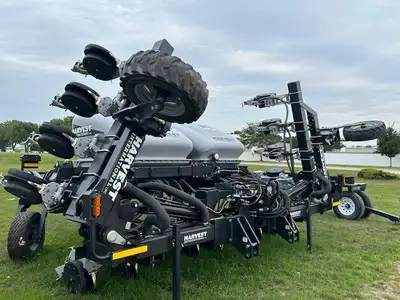 New VF3022 Harvest International Planter- Vertical fold 16 row on 22 inch spacing with Central fill,...