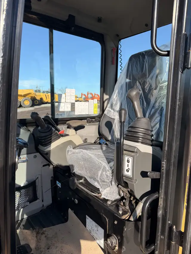 2018 Caterpillar 305.5E2 CR with Thumb & Aux Hydraulics! in Heavy Equipment in Calgary - Image 6