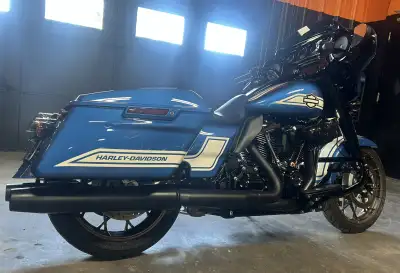 The 2023 Harley-Davidson "Fast Johnnie" is a limited-edition paint scheme within the Enthusiast Moto...