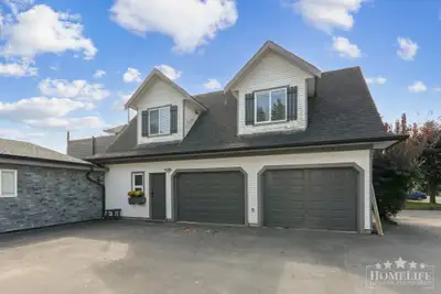 Charming 3-Bedroom Coach Home in Peaceful Fairfield Island Discover the perfect blend of country cha...