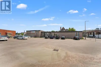 2,000 Sqft. of office space available for lease in downtown Pembroke! This is a great opportunity fo...