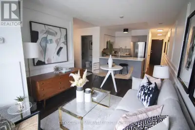 A bright 1+Den suite in the Fort York community where urban convenience meets lakeside living! This...