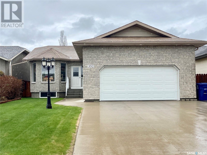 352 BENDEL CRESCENT Martensville, Saskatchewan Houses for Sale