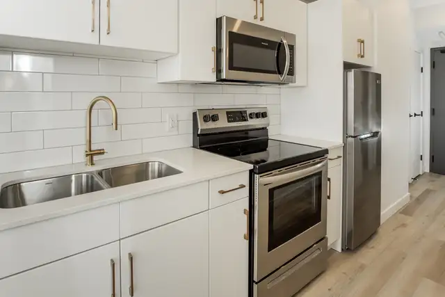 1 Bedroom Apartment! Located In The West Broadway Area!