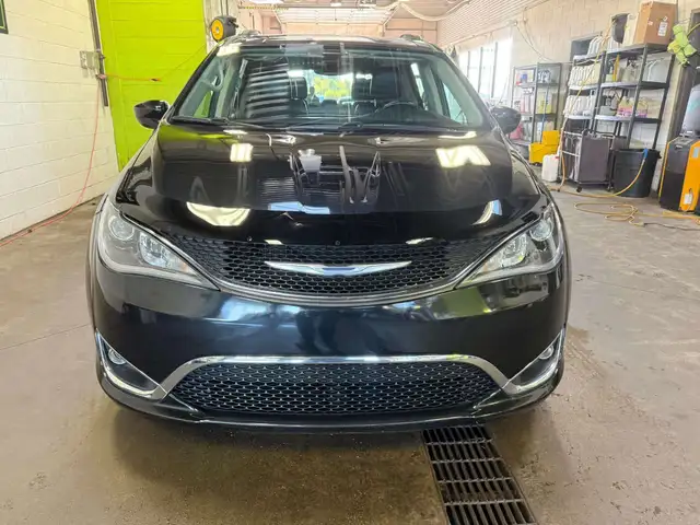 2017 Chrysler Pacifica Touring-L604128130347182081