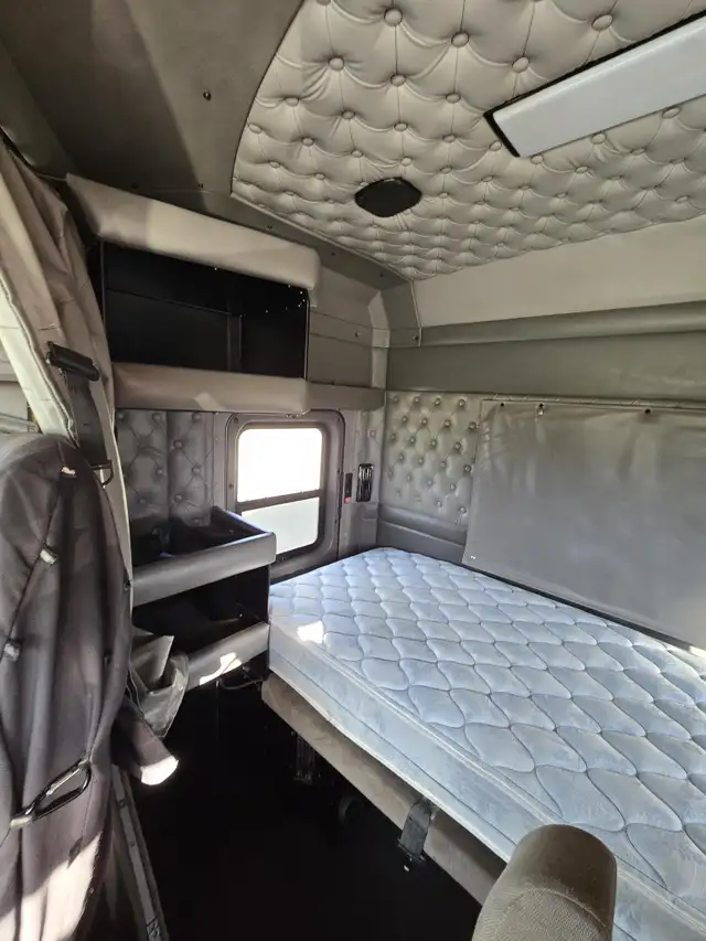 2014 KENWORTH T800 in Heavy Trucks in Saskatoon - Image 38