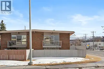 Welcome to this beautifully updated duplex located in the highly desirable community of Bowness. Sit...