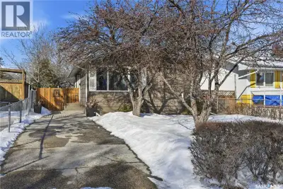 Exceptional bungalow in Glencairn is located on a quiet crescent and is move in ready. Long time own...