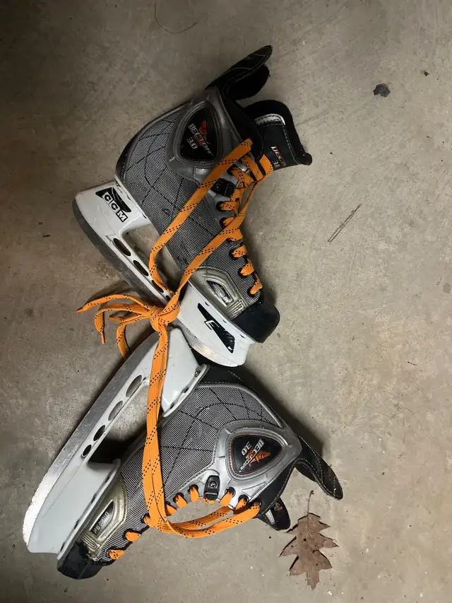 Ccm size 5 ice hockey skates vector 3.0 size 8.5,,10. 5 in Hockey in Hamilton - Image 2