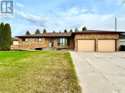 Are you looking for a spacious home in a gorgeous location? Welcome to 537 Fir Crescent! This beauti...