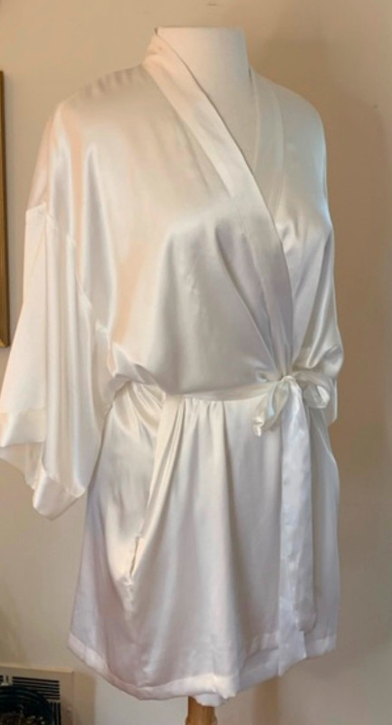 VICTORIA'S SECRET “I do” White Satin BRIDE  Robe -NEW with Tags! in Wedding in Oakville / Halton Region - Image 4