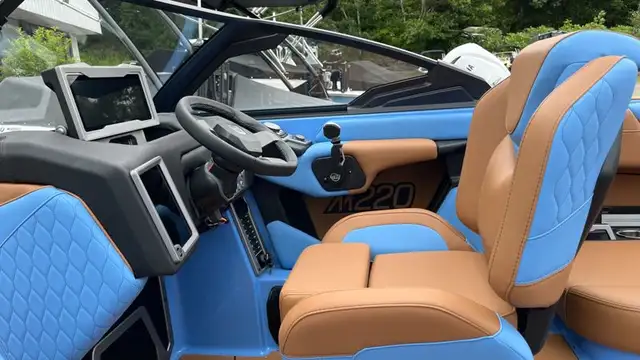 2024 Malibu M220 in Powerboats & Motorboats in Muskoka - Image 12