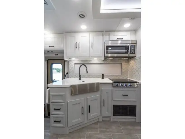 2023 Coachmen Encore 325 Classe A Full Body paint VR / RV in RVs & Motorhomes in Laval / North Shore - Image 9