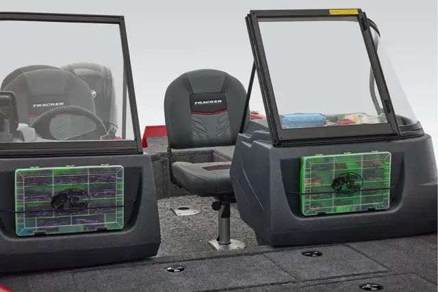 2026 TRACKER ProGuide V-16 Walk Thru fishing boat in Powerboats & Motorboats in Prince Albert - Image 31