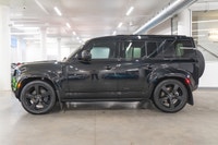 Land Rover Defender 110 P400 X-Dynamic SE 2025: - Extérieur noir métallisé SANTORINI et intérieur en... (image 6)