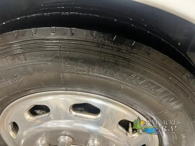 2013 Fleetwood RV Discovery 40X Diesel 057,684 Miles in RVs & Motorhomes in Moncton - Image 63