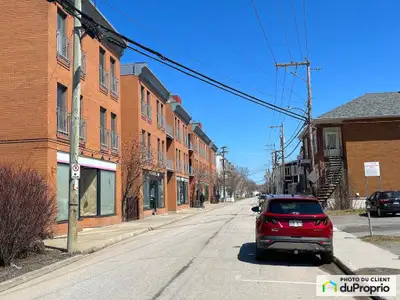 Au Bourg Saint-Édouard, très grand 4 ½ de plus de 1 500 pi2, situé au centre-ville de Rimouski, près...
