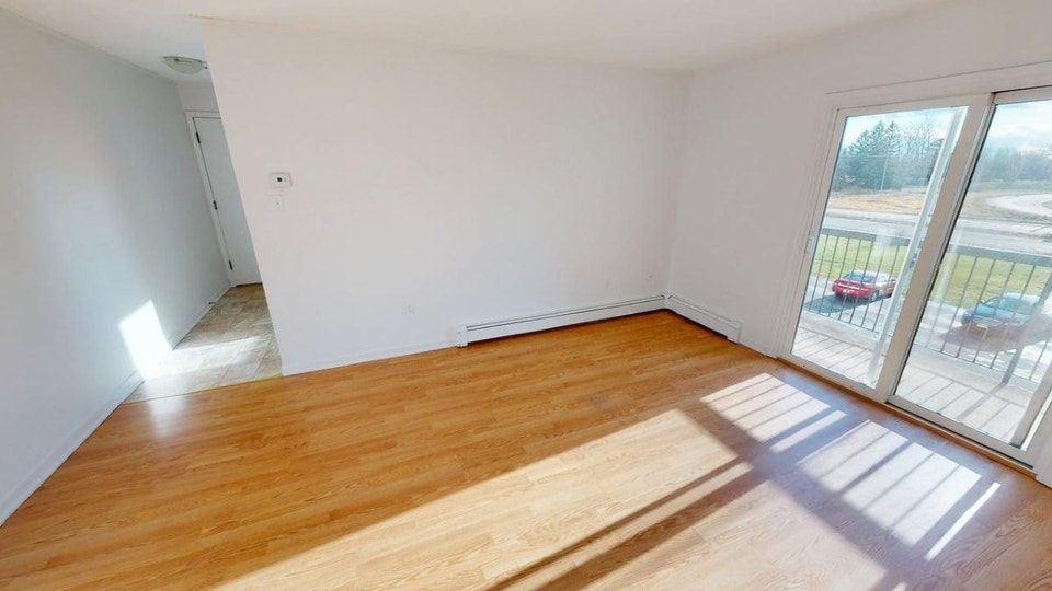 OCTOBER 1ST- 2 BEDROOM- HEAT&HOT WATER INCL- BALCONY 4