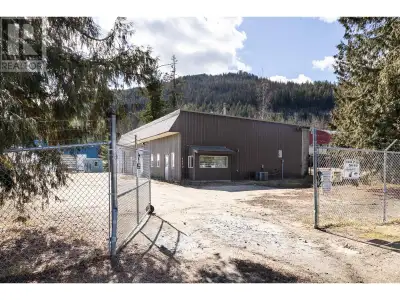 For lease 4200 square foot industrial building with M1 zoning. This 4200 square foot building offers...