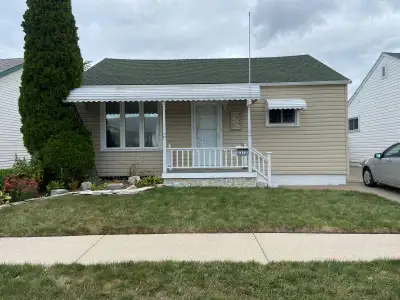 2 Bdrm 1Bath w/ Den, Parking, All Appliances (+dishwasher) & A/C
