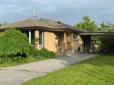 This spacious 3+1 bedroom, 2-bathroom detached bungalow at 549 Hillside Street offers approximately...