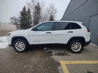 This Jeep Cherokee Sport 4x4 delivers a Regular Unleaded I-4 2.4 L/144 engine powering this Automati... (image 1)