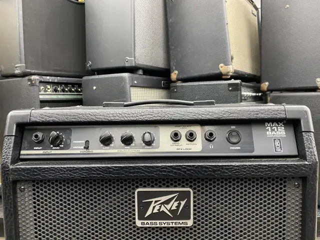 Peavey MAX 112 40 Watt 1x12" Bass Guitar Amp in Amps & Pedals in City of Toronto - Image 3
