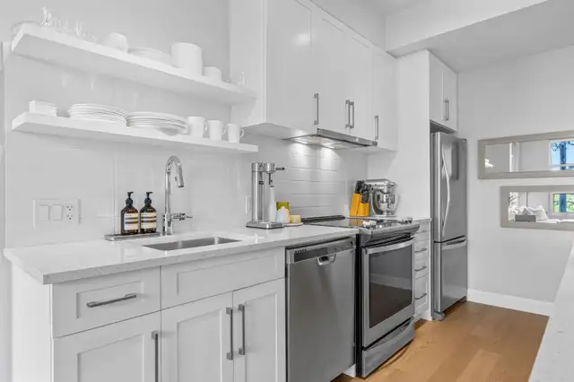 Modern 2-Bed Condo W/ Balcony & Parking & Locker | Wellington63395518997889124