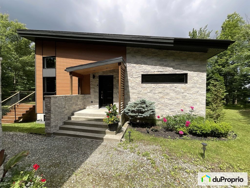$1,059,900 - Bungalow for sale in Eastman — photo 1