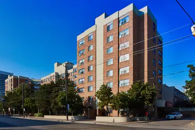 Starting from $1,775.00 Brand new units $2,050.00 Building Overivew Building is located between King...