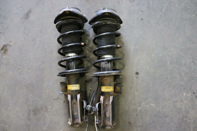 2013-2017 SCION FR-S Subaru BRZ OEM Front Shock Struts Absorbers dans Autres pièces et accessoires  à Ville de Montréal - Image 2