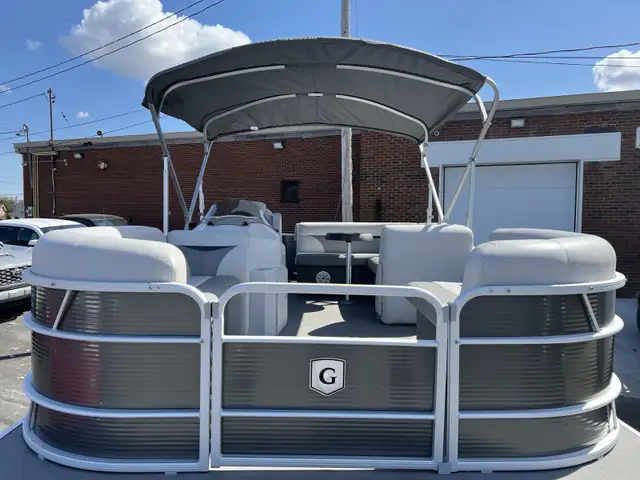2018 Godfrey 21-FT Pontoon | Bimini Top | Ladder | Fish Finder in Boat Parts, Trailers & Accessories in Ottawa - Image 6