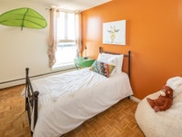 Located in Ottawa South, The Oaks offers excellent value and convenience, featuring an outdoor pool,... (image 6)
