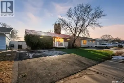 Excellent location for this bungalow! Good curb appeal as you show up with a double rubber paved dri...