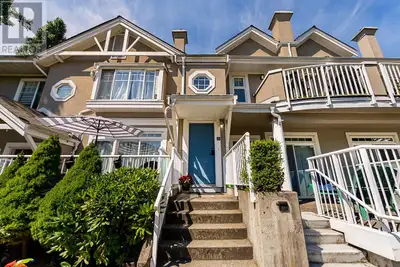 HAWTHORNE GATE!! This is a must see absolutely gorgeous 2 bedroom, 2 bathroom 1198 square foot townh...