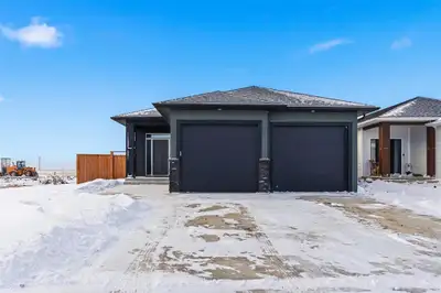 R07//Niverville/Open House Sunday, January 25th 2 - 3:30 pm Welcome to this loved layout built by He...
