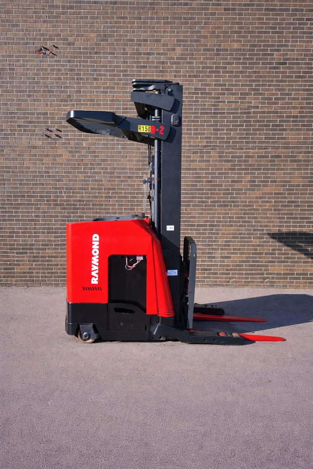 2016 RAYMOND REACH FORKLIFT 3500LB CAP CERTIFIED WITH CHARGER in Heavy Equipment in Mississauga / Peel Region - Image 5
