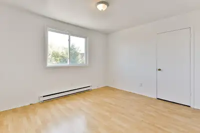 TRÈS GRAND 3 1/2 LONGUEUIL DISPO MARS, View more