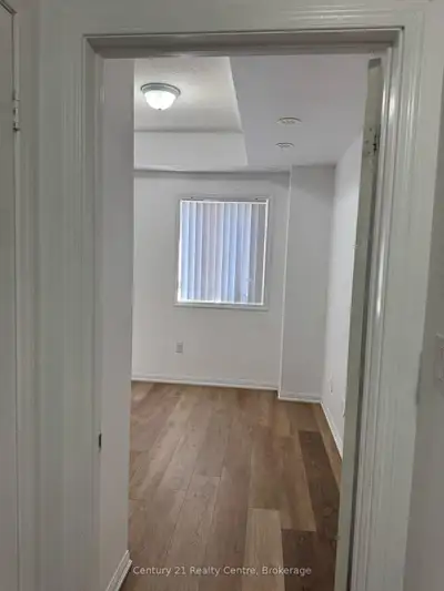 Welcome to this lovely 1 Bedroom, 1 Bathroom condo townhouse in Brampton's sought-after Sandringham-...
