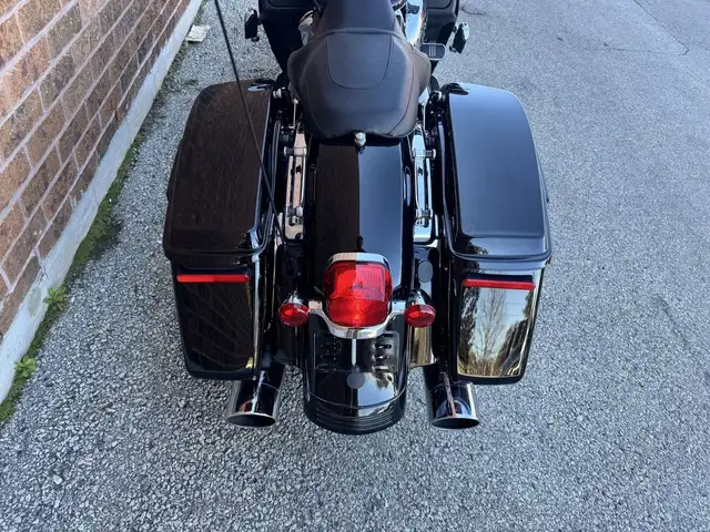 2017 Harley-Davidson Street Glide Special **SCREAMIN' EAGLE PIPE in Sport Touring in Markham / York Region - Image 14