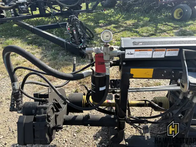 HONEYBEE HONEY BEE Combine Header Adapter in Farming Equipment in Edmonton - Image 10