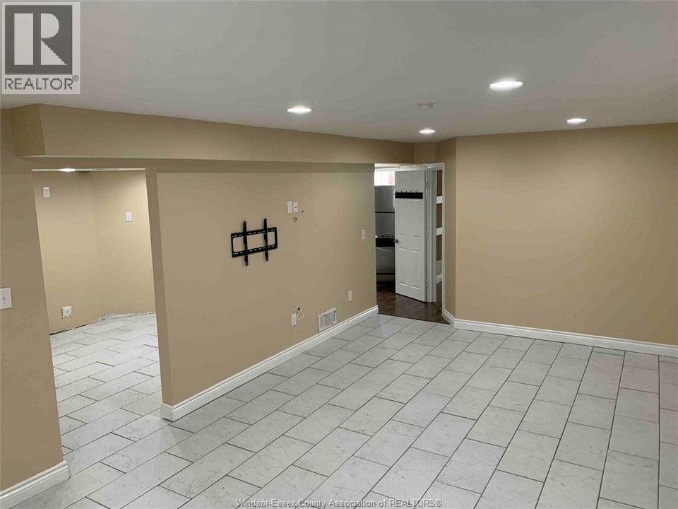 4537 FONTANA AVENUE Unit# LOWER Windsor, Ontario 3