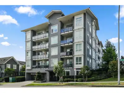 Welcome to King's Landing by Dawson & Sawyer! This bright corner unit offers 2 bedrooms, 2 bathrooms...
