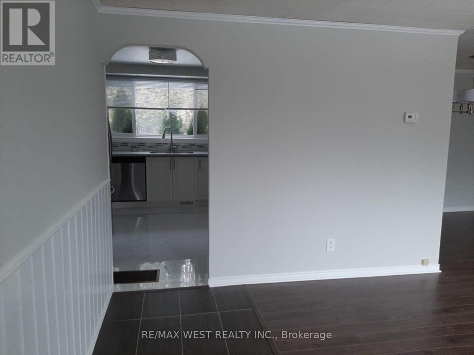 MAIN FLOOR - 336 ONTARIO STREET Newmarket (Central Newmarket), O 3
