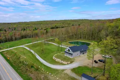 Stoke (Estrie) : À seulement 15 min de Sherbrooke, magnifique domaine acéricole de 98 acres avec vue...