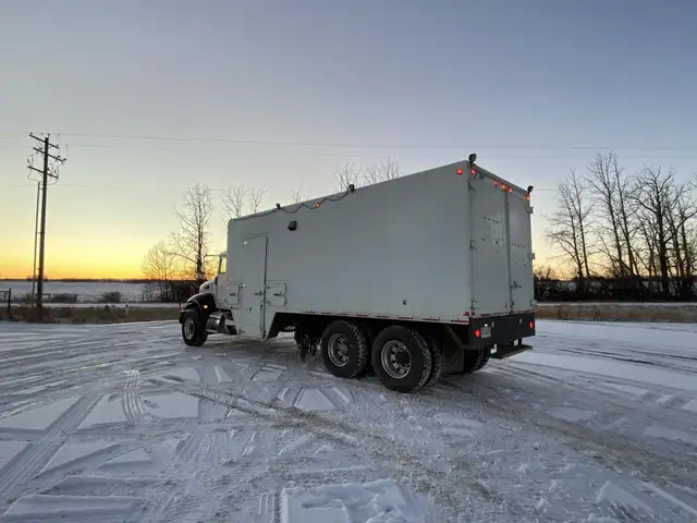 2005 PETERBILT 335 in Heavy Trucks in Saskatoon - Image 8