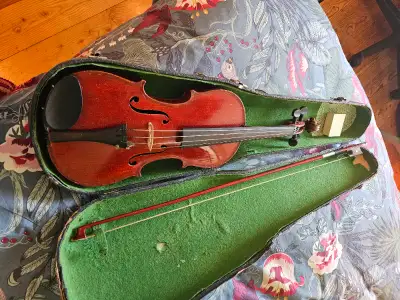 Violon tres ancien joue très bien à l'intérieur est inscrit Antoine stadivarius cremonensis faolebat...