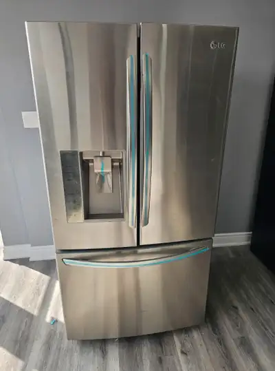 Fully working clean condition washer dryer Top of the line brand Nothing broken or missing pieces Ca...