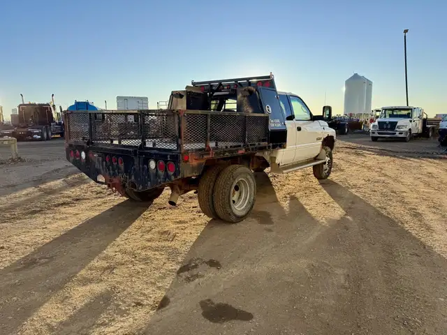 2001 DODGE RAM 3500 in Heavy Trucks in Saskatoon - Image 6